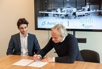 AeroDelft tekenen contract door Harco van Uden