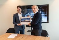 Harco van Uden overhandigt de eerste cheque aan AeroDelft